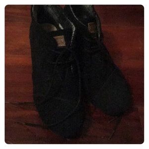 Toms black wedges